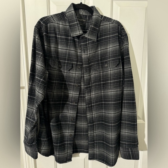 Men’s dark grey Banana Republic button down flannel, NWOT - Picture 2 of 3